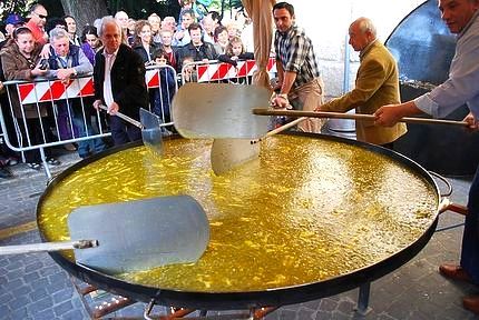 Largest Asparagus Omelette, world record set by Italian Chefs
