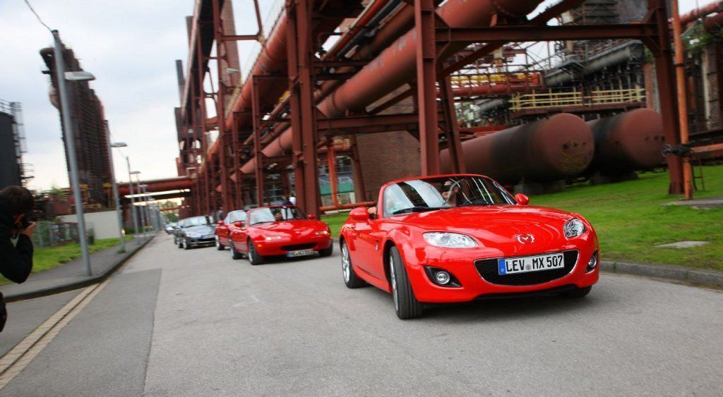  Largest Mazda MX-5 Parade - Essen parade set world record 