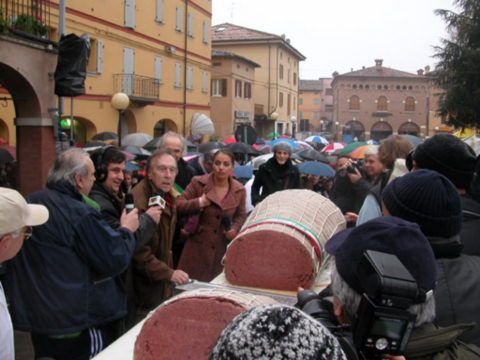  Largest Zampone sausage: Castelnuovo Rangone Chefs set world record