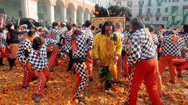 Largest Orange Fight: Italy's Battle of the Oranges sets world record (HD Video) 