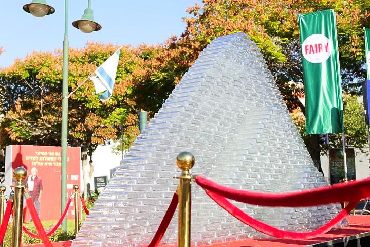 Largest lasagna meal washed in dishwashers: Fairy brand sets world record (VIDEO)