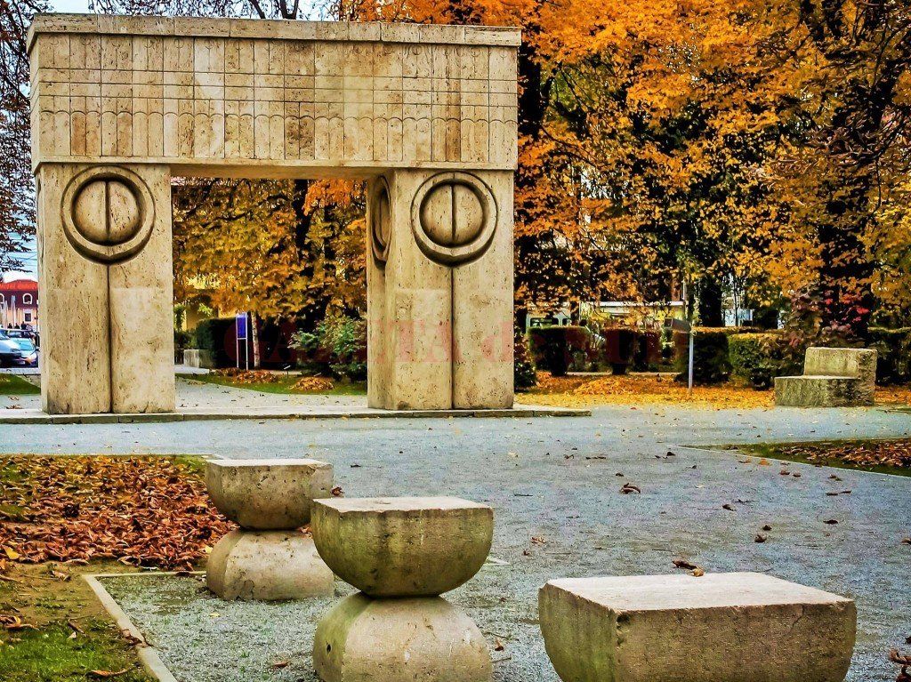 
Largest monument to the kiss: The Gate Of The Kiss by Constantin Brancusi sets world record