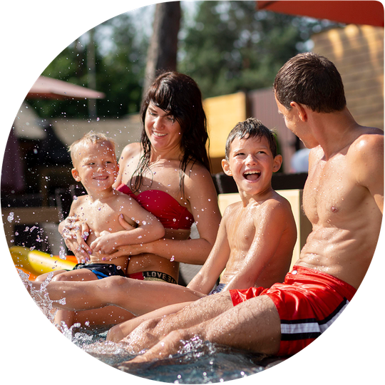 Familia na piscina