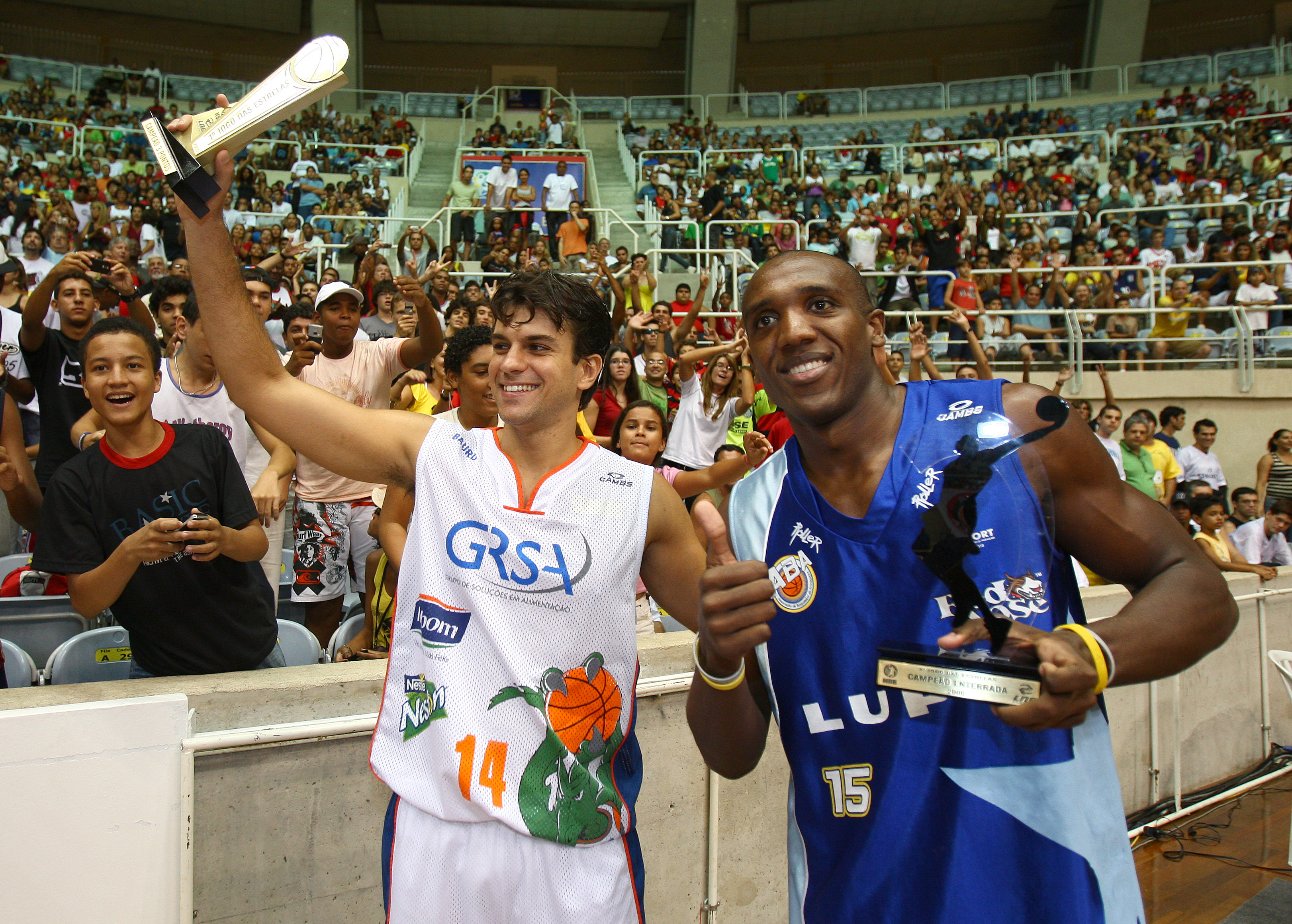 Fischer ergue o troféu da primeira edição do Torneio de 3 Pontos, ao lado do campeão das Enterradas, Júlio Toledo