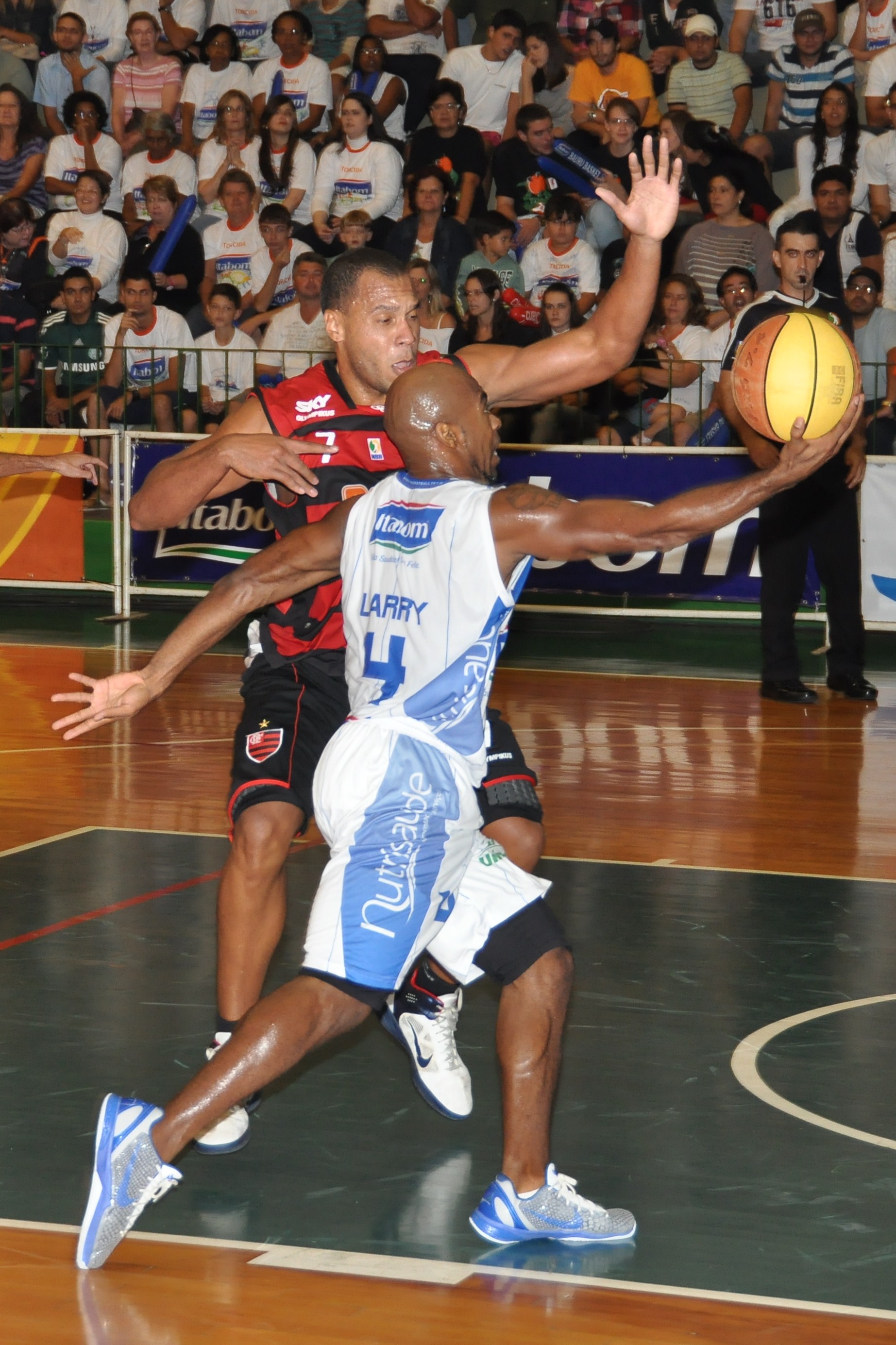 Larry Taylor, do Bauru, e Wagner, do Flamengo