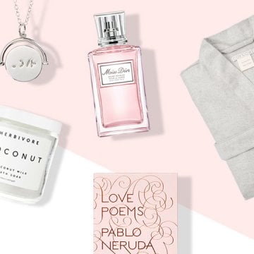 15 Romantic Gifts That\'ll Make You a Superstar in Her Books