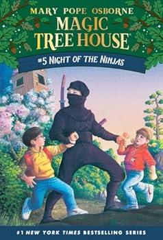 Paperback Night of the Ninjas (Magic Tree House, No. 5) Book