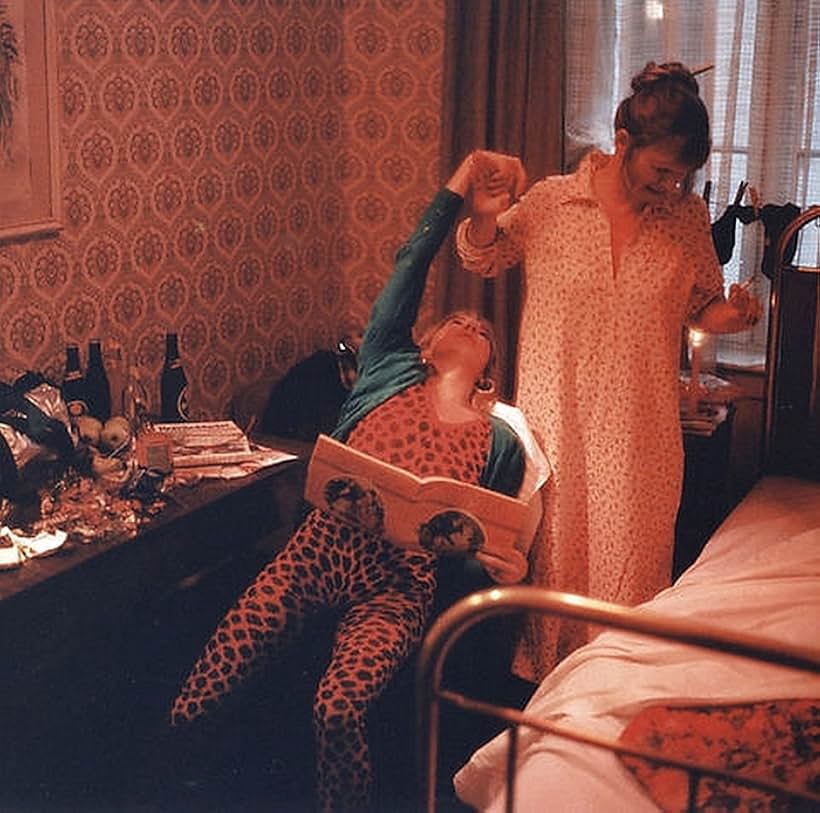 Anne Marie Helger and Helle Ryslinge in Koks i kulissen (1983)