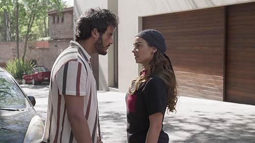 Hugo Catalán and Claudia Martín in Huyamos juntos con nuestra hija (2024)