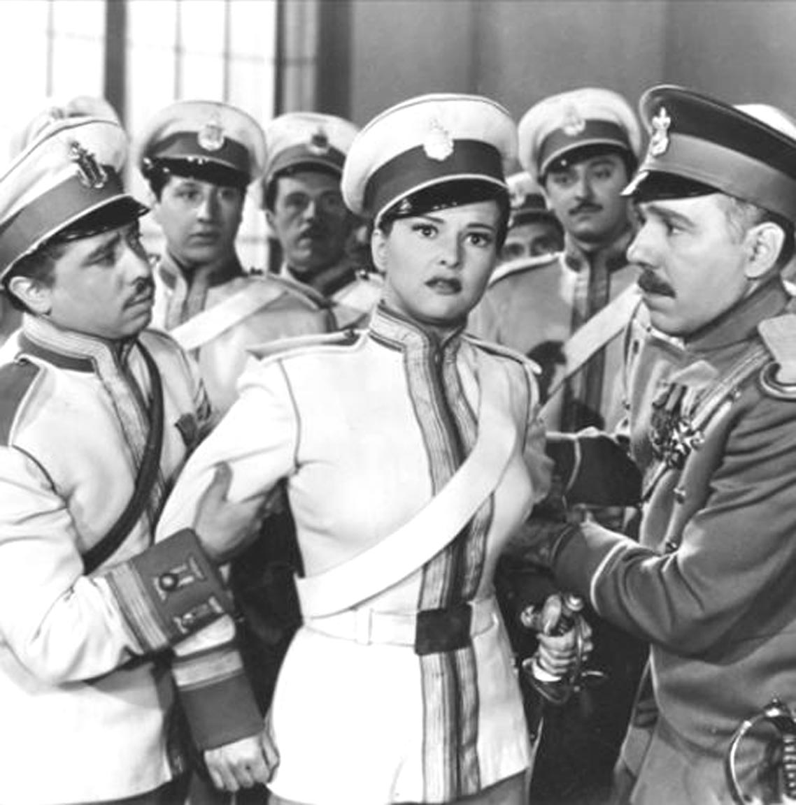 Mapy Cortés, Federico Piñero, and Fernando Soto in La hija del regimiento (1944)