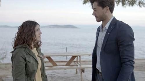 Zeynep Çamci and Gökhan Alkan in Seviyor Sevmiyor (2016)