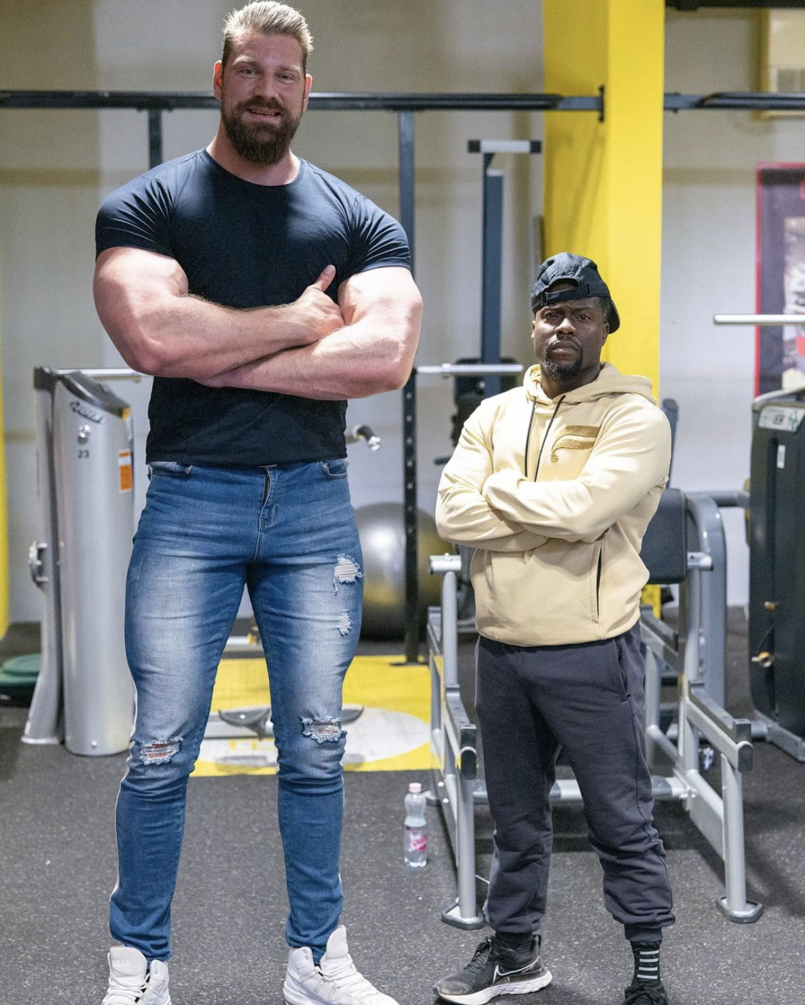 Kevin Hart and Olivier Richters in Borderlands (2024)