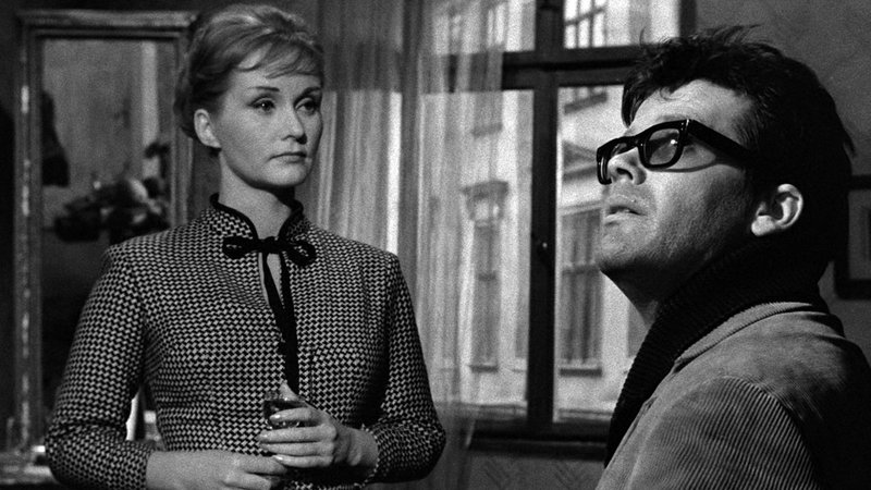 Zbigniew Cybulski and Barbara Krafftówna in Jak byc kochana (1963)