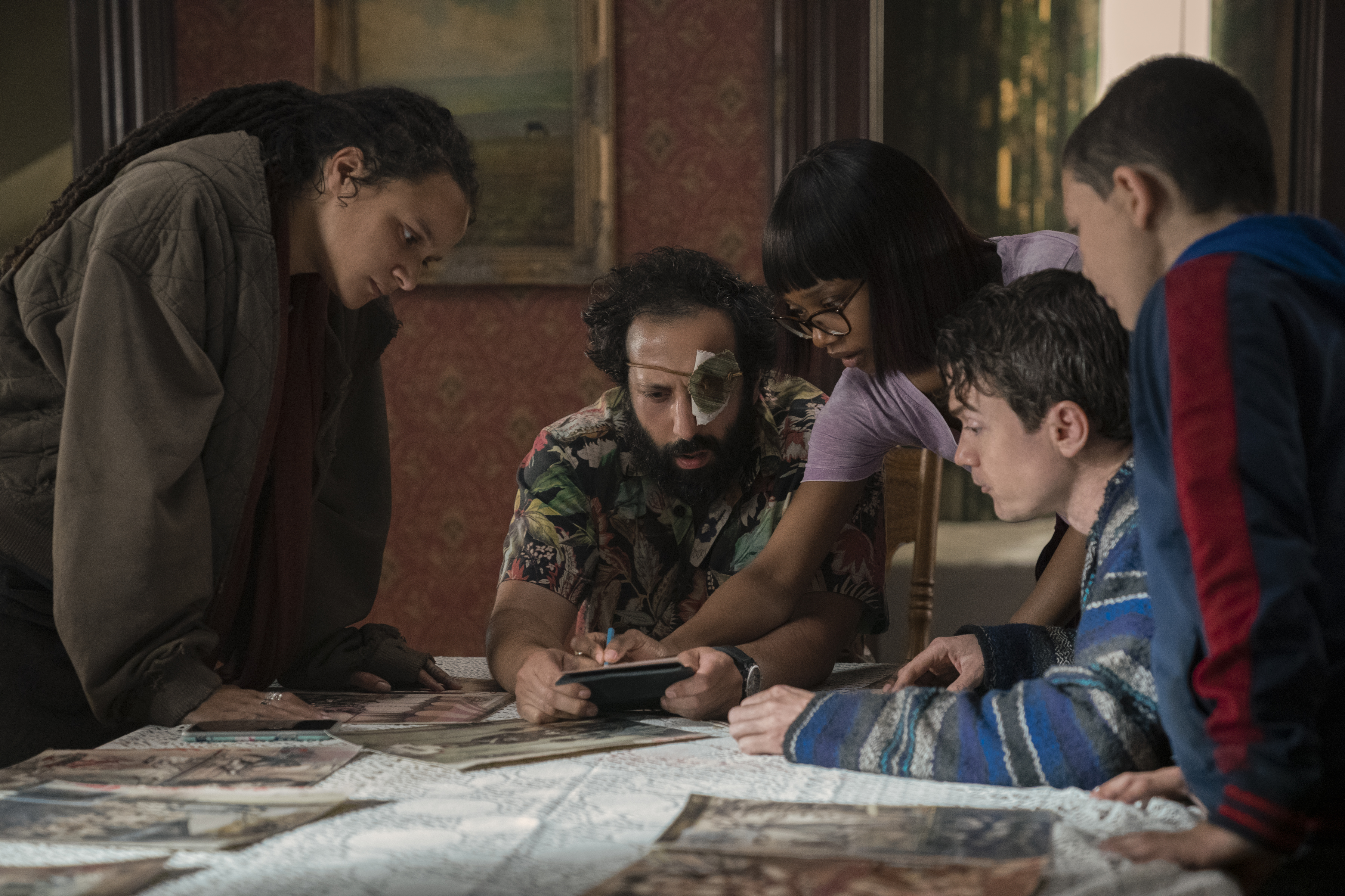 Dan Byrd, Desmin Borges, Ashleigh LaThrop, Sasha Lane, and Javon 'Wanna' Walton in Utopia (2020)