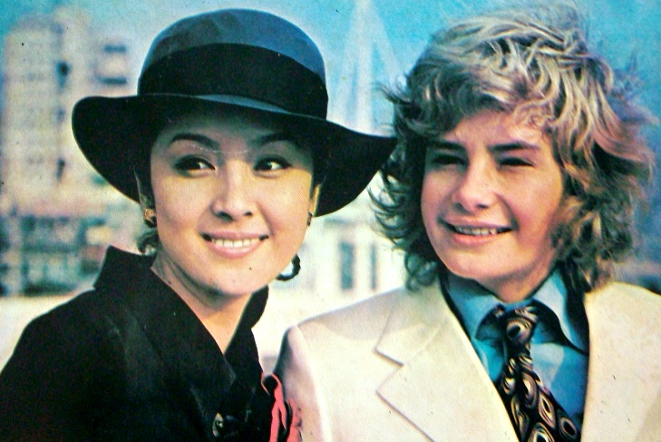 Mark Lester and Zhen Zhen in Sotsugyô ryokô (1973)