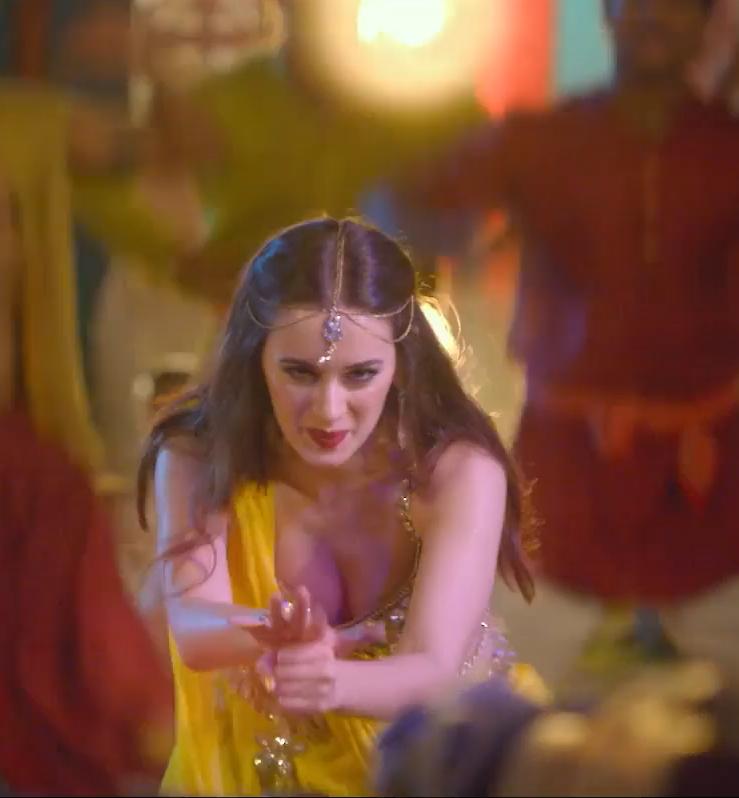 Evelyn Sharma in Kissebaaz (2019)