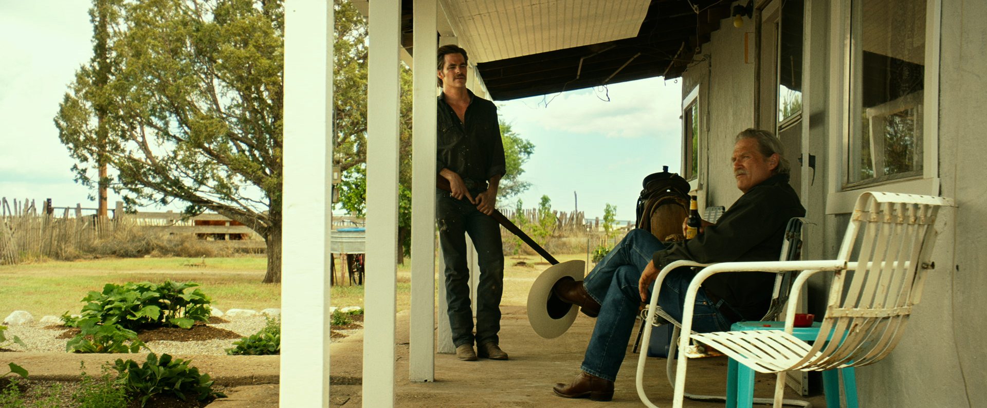 Jeff Bridges and Chris Pine in Hell or High Water (2016)