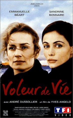 Emmanuelle Béart and Sandrine Bonnaire in Vite rubate (1998)