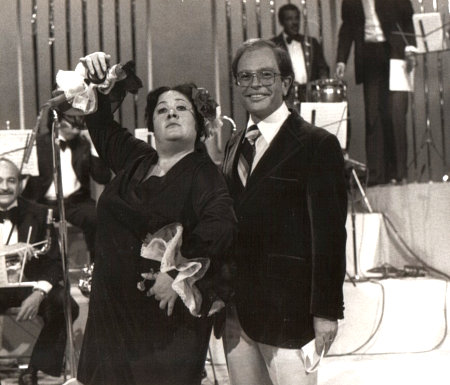 'Chachita' & Raúl Velasco during a live broadcast of: "Siempre en domingo" (1971)