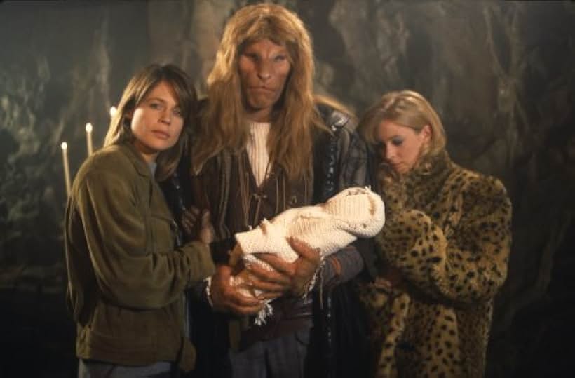 Linda Hamilton, Ron Perlman, and Katy Boyer in Beauty and the Beast (1987)