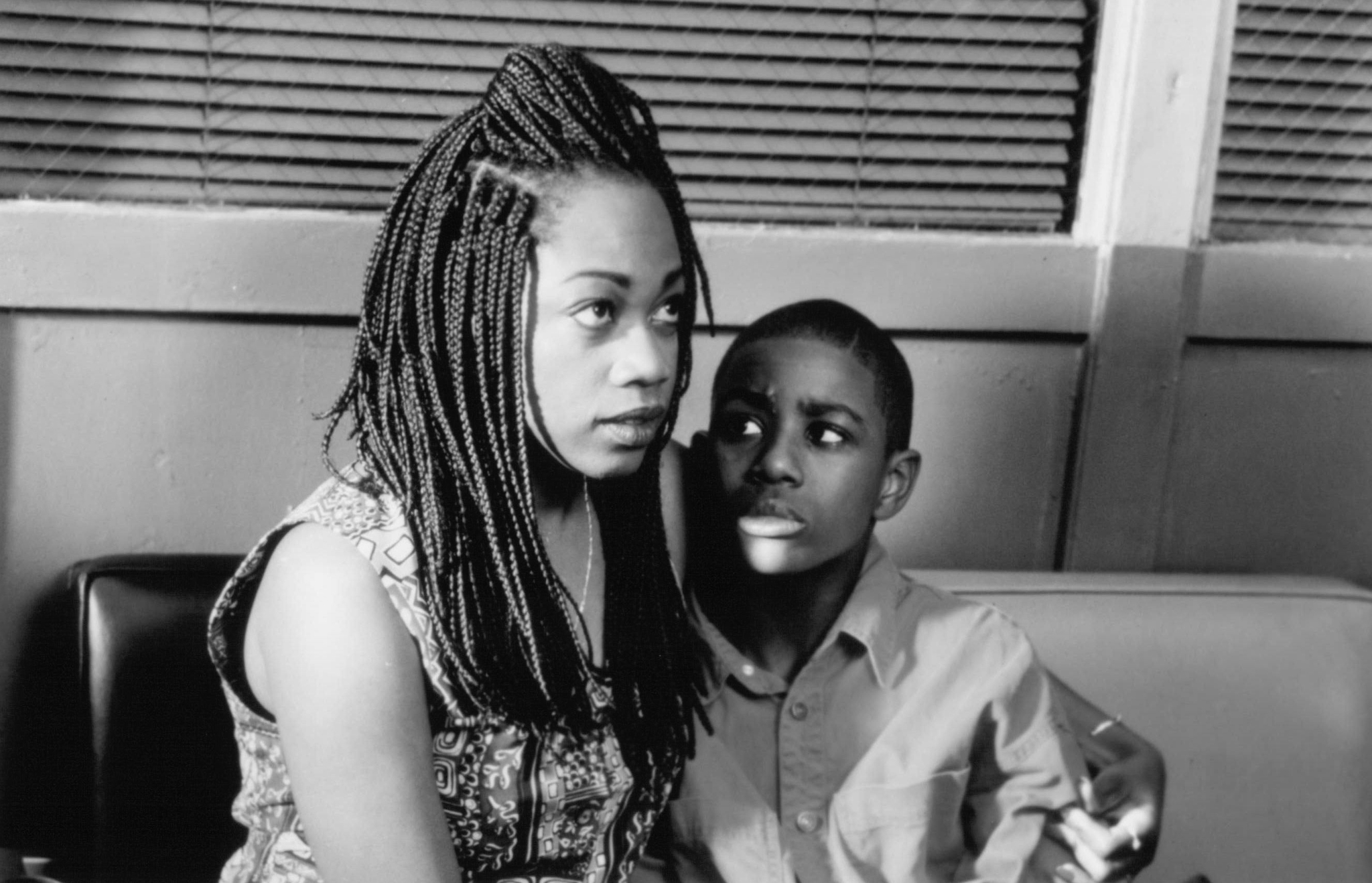 Peewee Love and Regina Taylor in Clockers (1995)