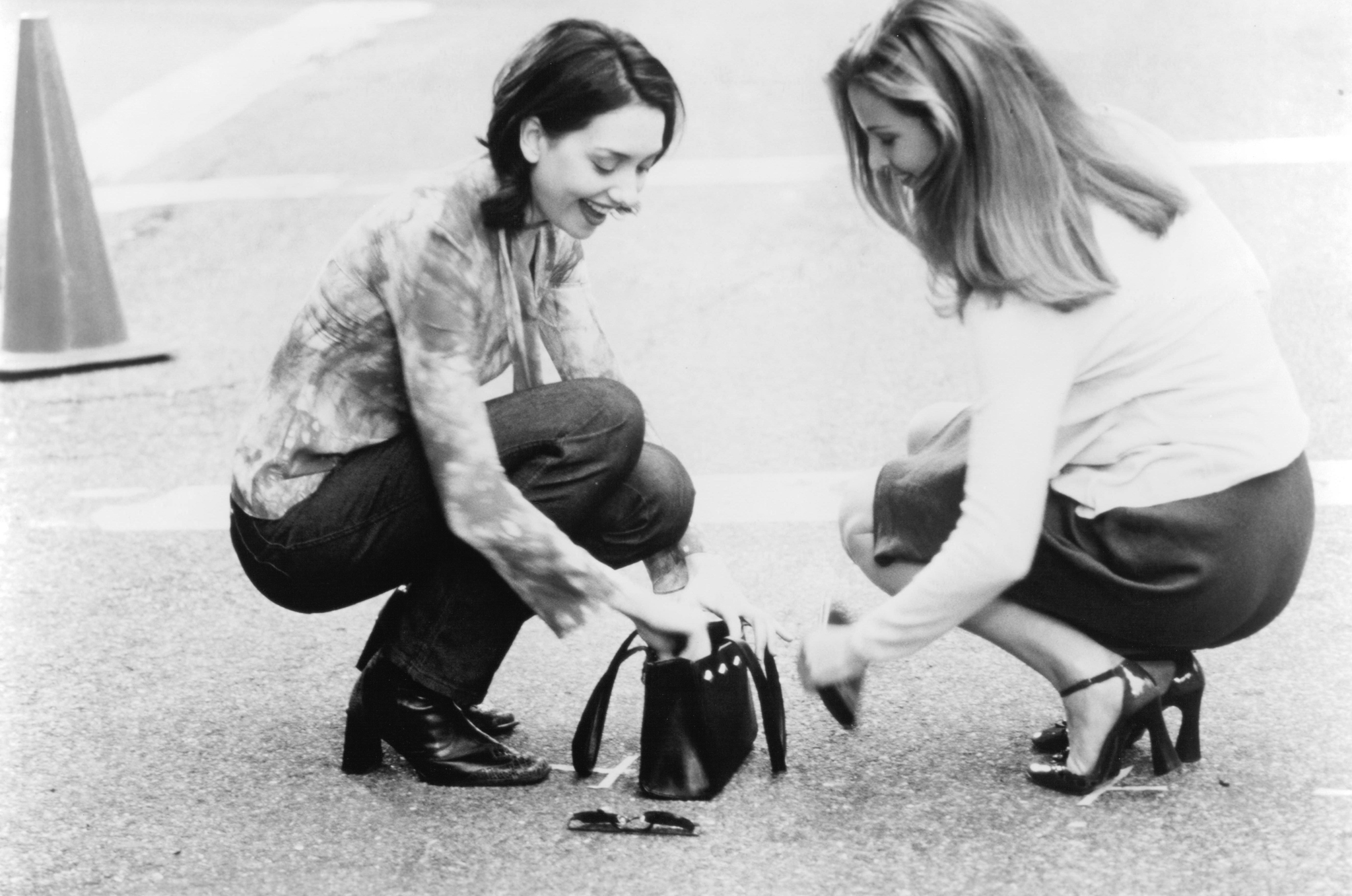 Heather Juergensen and Jennifer Westfeldt in Kissing Jessica Stein (2001)