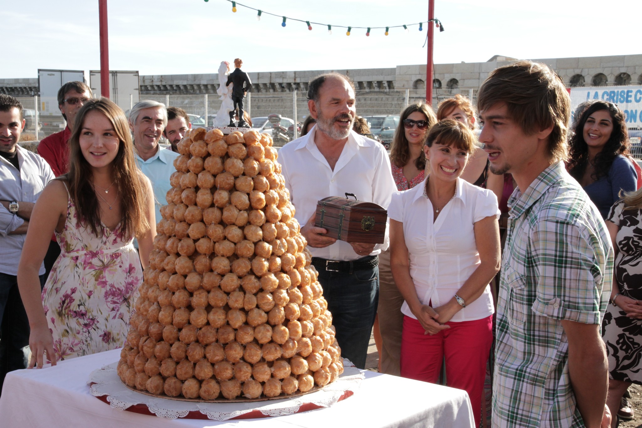 Ariane Ascaride, Jean-Pierre Darroussin, and Anaïs Demoustier in The Snows of Kilimanjaro (2011)