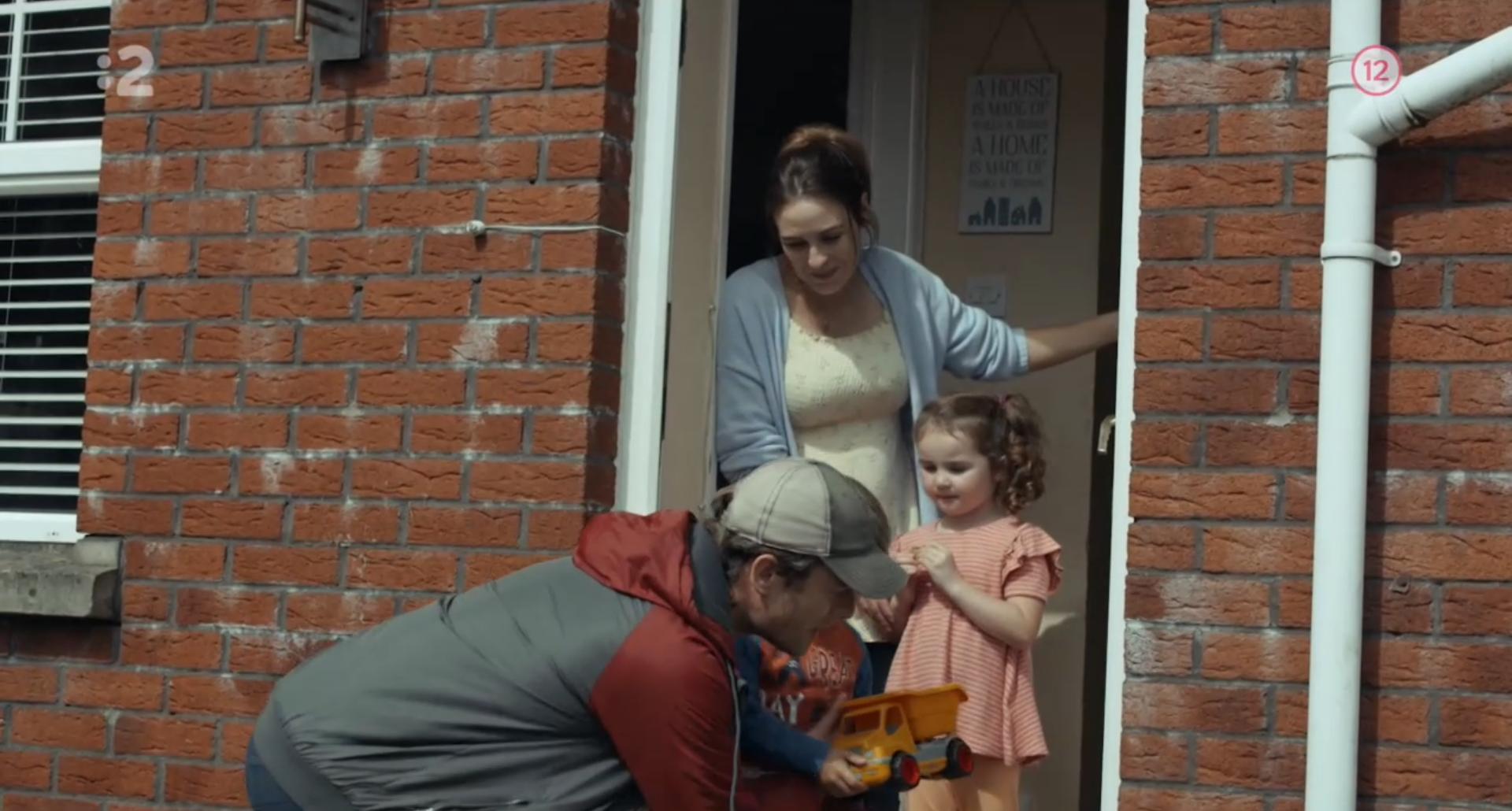 Daniel Lamont, Grace Hanna, Roisin Gallagher, and James Norton in Nowhere Special - Una storia d'amore (2020)