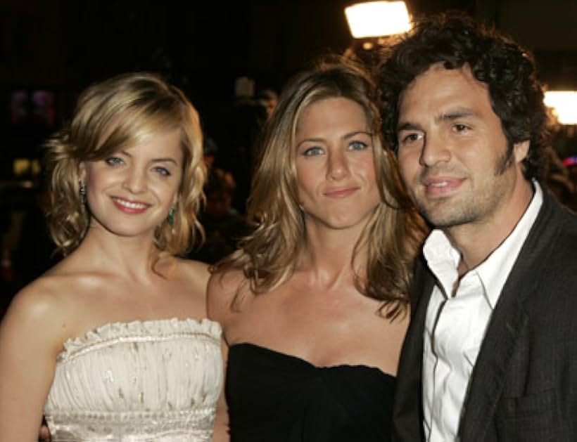 Jennifer Aniston, Mena Suvari, and Mark Ruffalo at an event for Vizi di famiglia (2005)