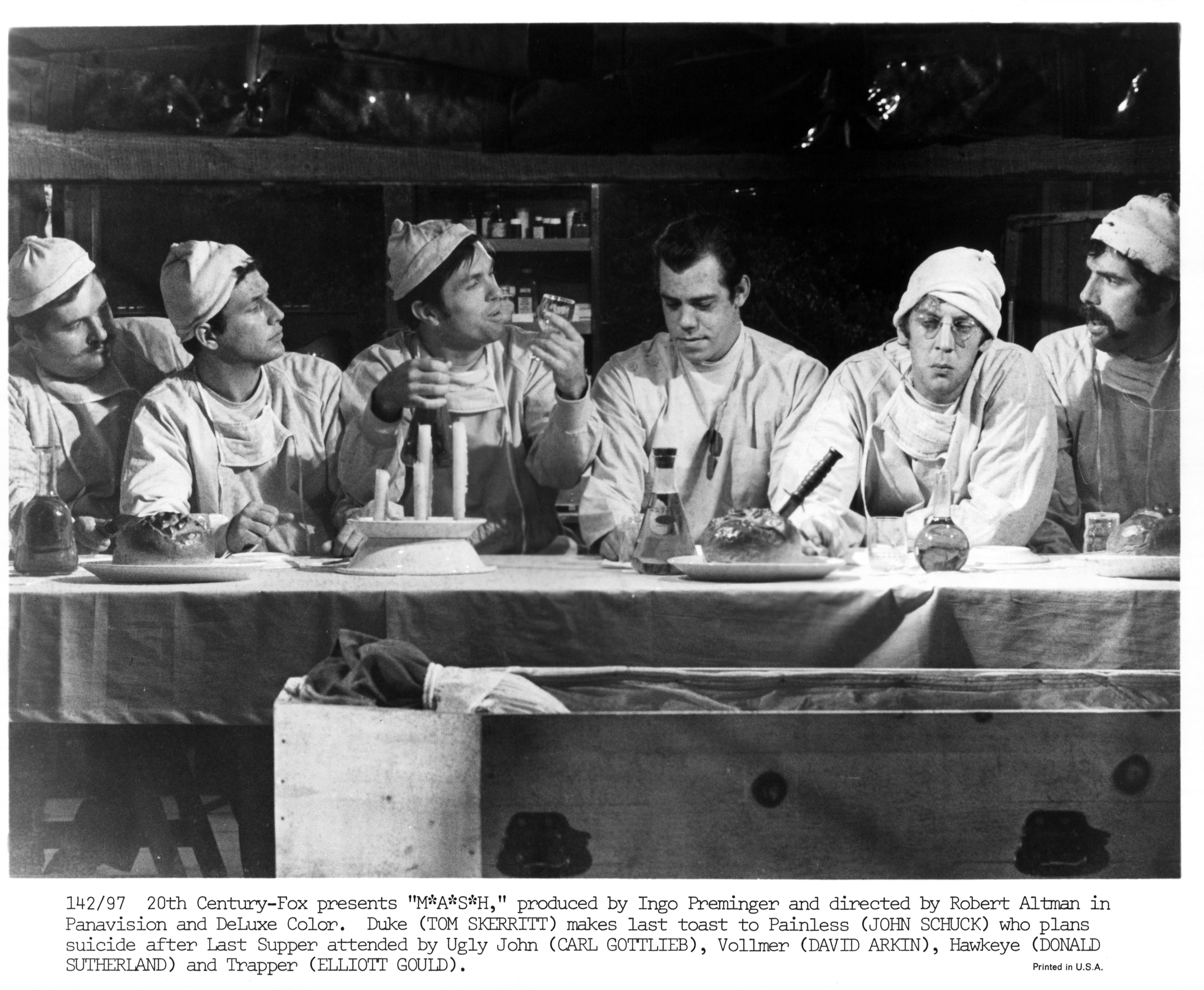 Tom Skerritt, Donald Sutherland, Elliott Gould, David Arkin, Carl Gottlieb, and John Schuck in M*A*S*H (1970)