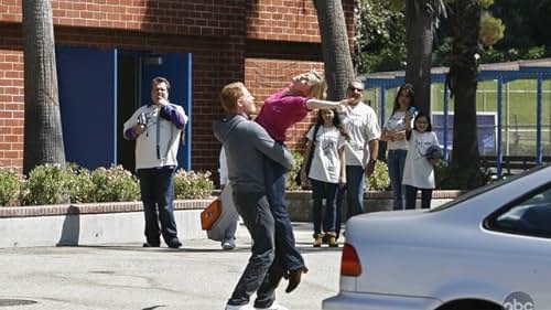 Sofía Vergara, Julie Bowen, Jesse Tyler Ferguson, Sarah Hyland, Ed O'Neill, Eric Stonestreet, and Ariel Winter in Modern Family (2009)