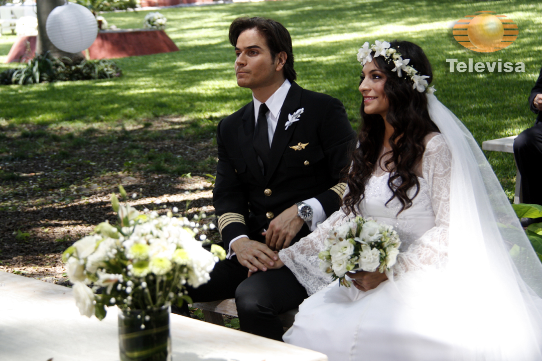 Daniel Arenas and Ana Brenda Contreras in Corazón indomable (2013)