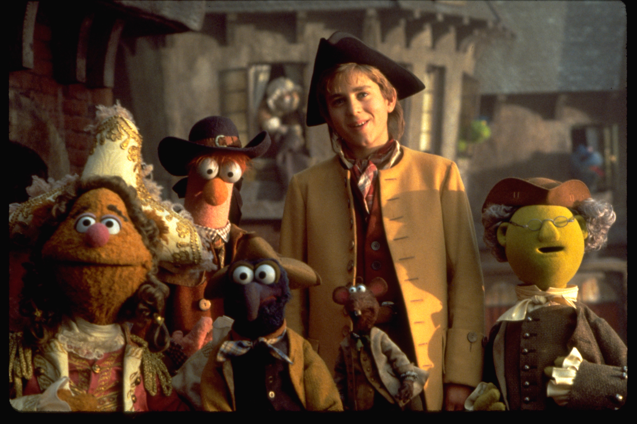 Kevin Bishop, The Great Gonzo, Rizzo The Rat, The Muppets, and Fozzie Bear in Muppet Treasure Island (1996)