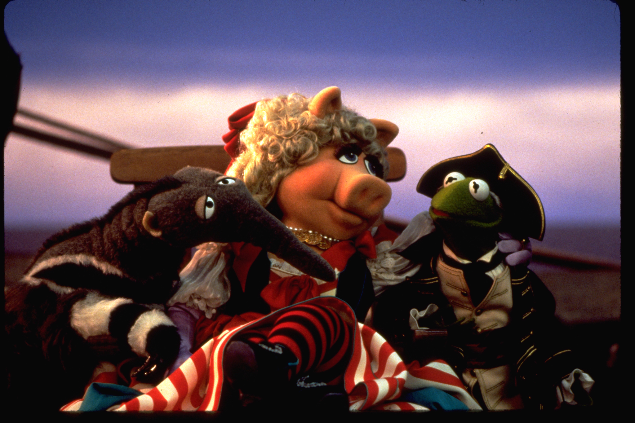 Kermit the Frog and Miss Piggy in Muppet Treasure Island (1996)