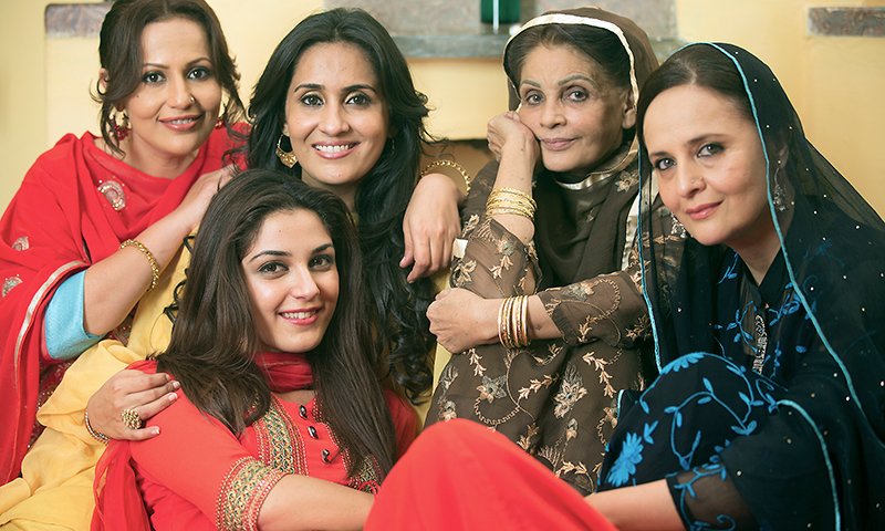 Nasreen Qureshi, Hina Khawaja Bayat, and Maya Ali in Aunn Zara (2013)