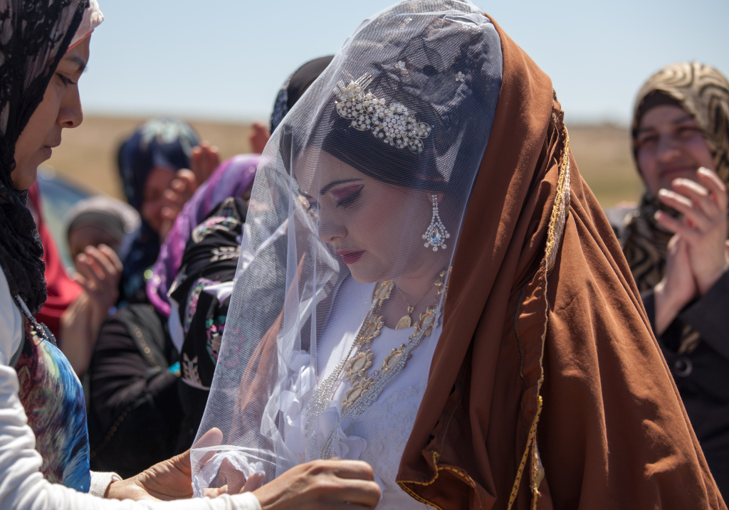 Ruba Blal and Shaden Kanboura in Sand Storm (2016)