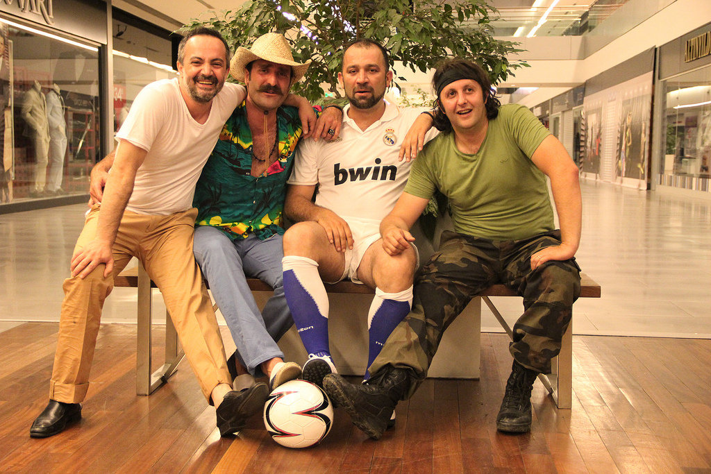 Sevket Çoruh, Murat Akkoyunlu, Ilker Ayrik, and Timur Acar in Çakallarla Dans 2: Hastasiyiz Dede (2012)