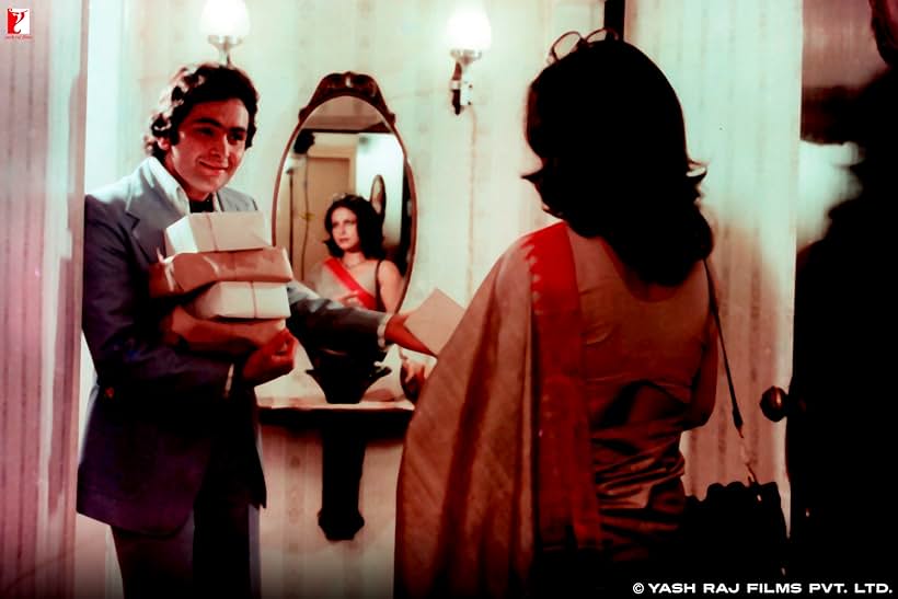 Rakhee Gulzar and Rishi Kapoor in Doosara Aadmi (1977)