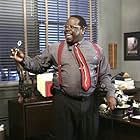 Cedric The Entertainer in Serving Sara (2002)