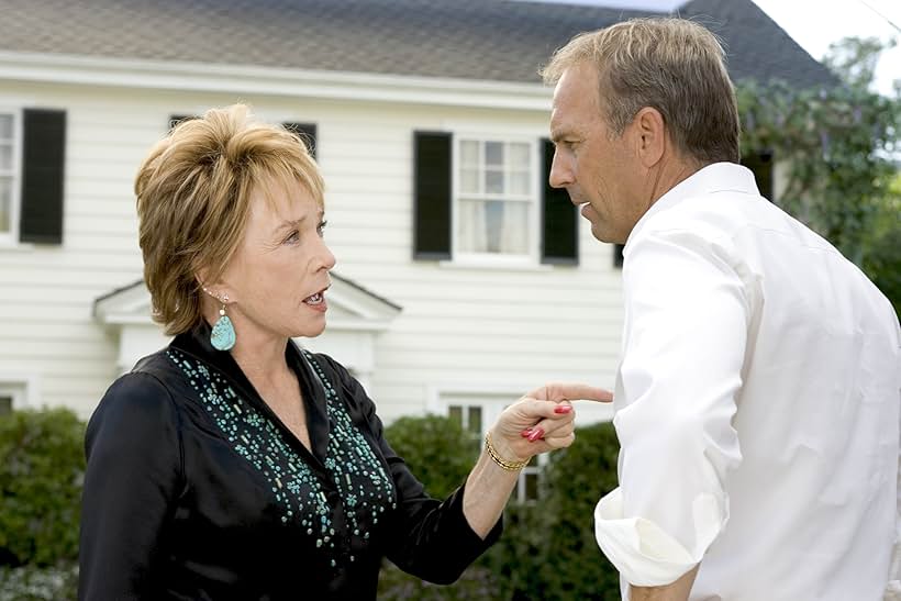 Kevin Costner and Shirley MacLaine in Vizi di famiglia (2005)