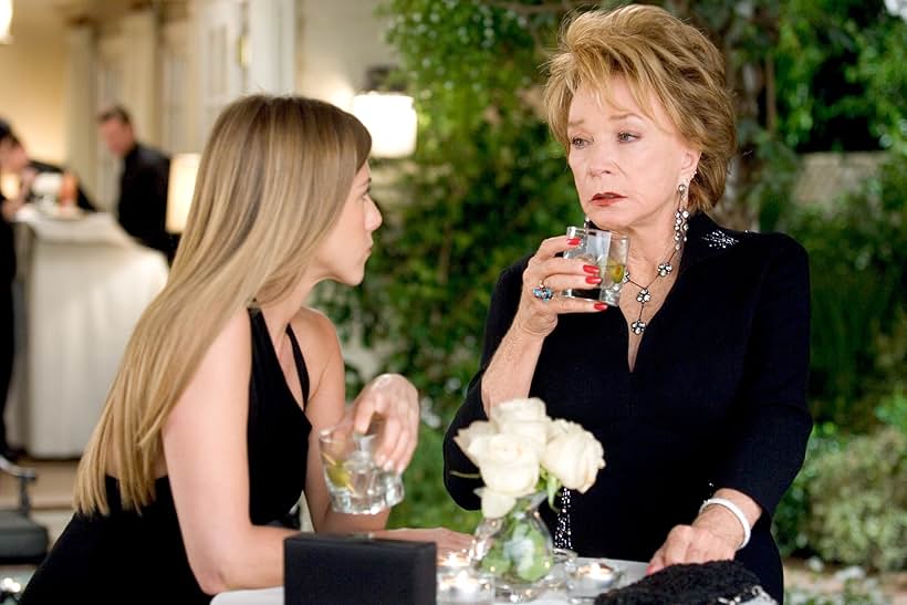 Jennifer Aniston and Shirley MacLaine in Vizi di famiglia (2005)