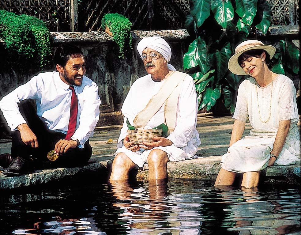 Alec Guinness, Judy Davis, and Victor Banerjee in A Passage to India (1984)