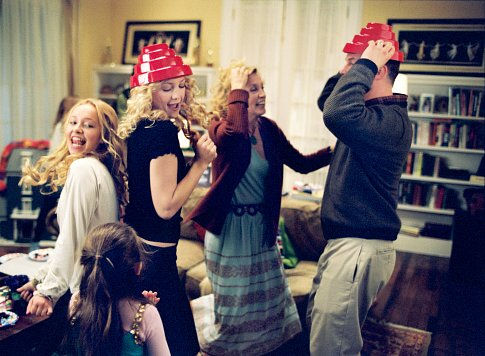 Kate Hudson, Felicity Huffman, Sean O'Bryan, Hayden Panettiere, and Abigail Breslin in Raising Helen (2004)