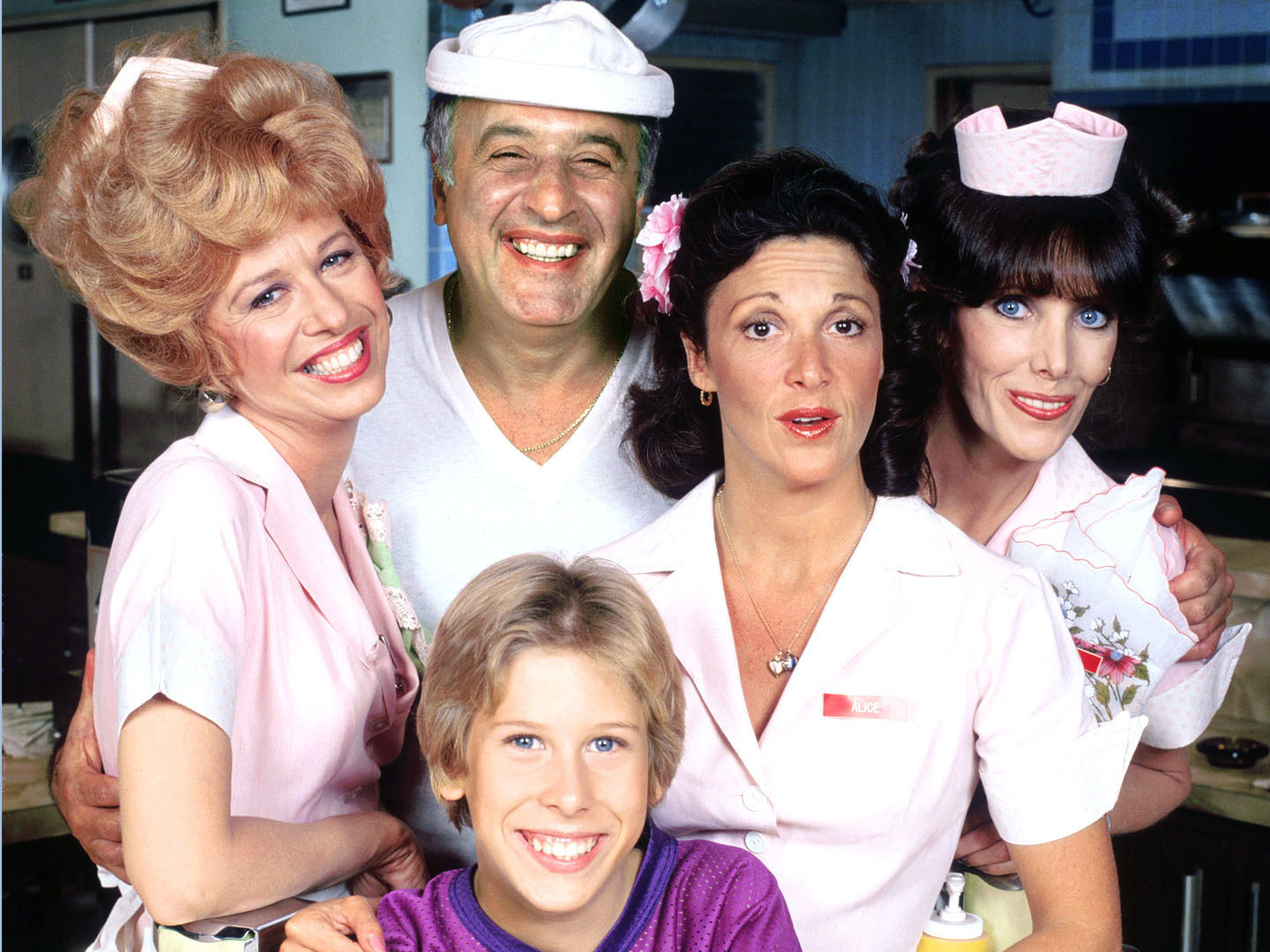 Polly Holliday, Beth Howland, Linda Lavin, Philip McKeon, and Vic Tayback in Alice (1976)