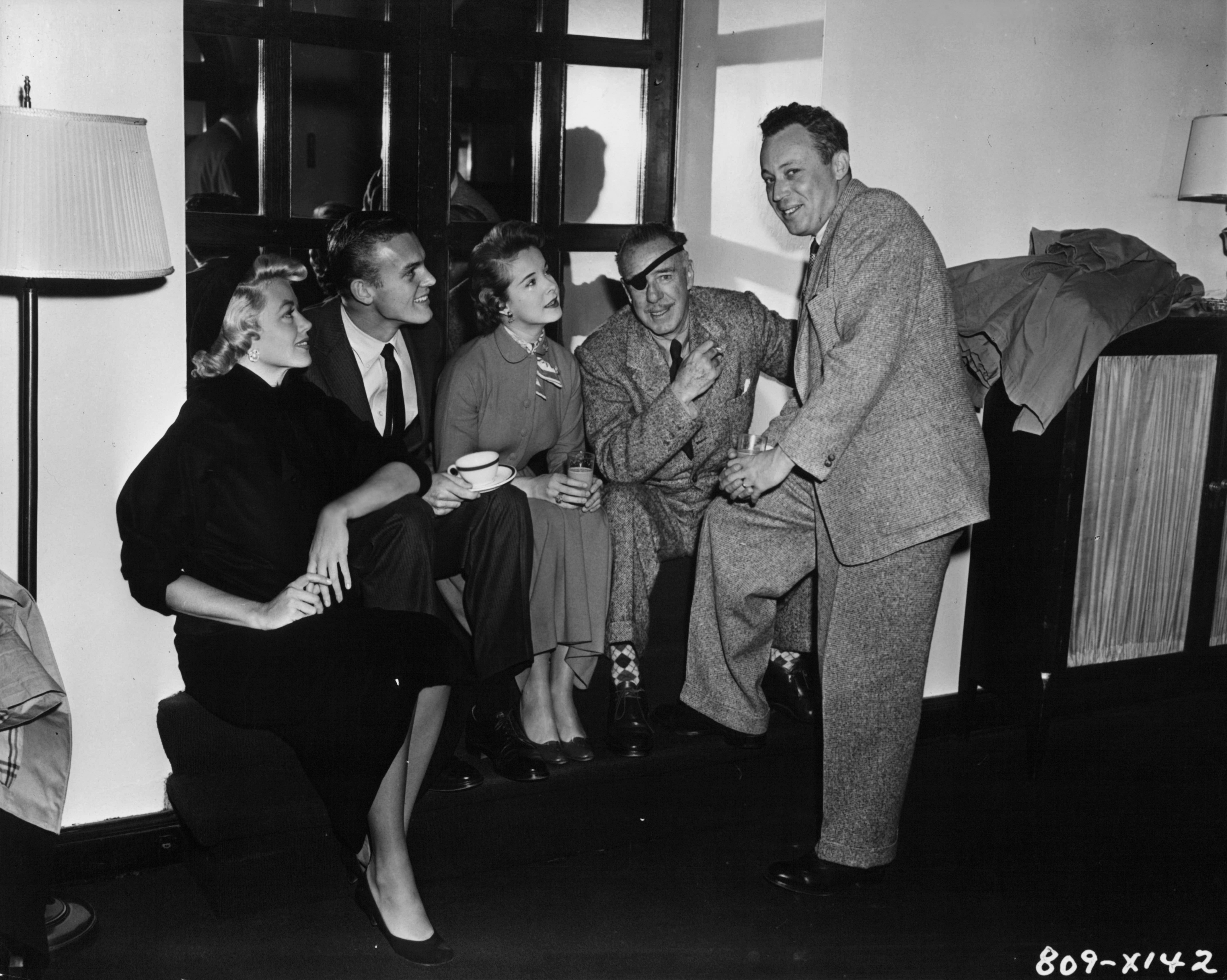 Tab Hunter, Mona Freeman, Dorothy Malone, and Raoul Walsh in Battle Cry (1955)