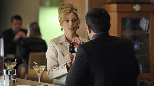 Julie Bowen and Ty Burrell in Modern Family (2009)