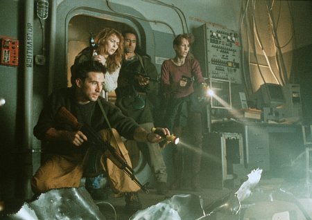 Jamie Lee Curtis, William Baldwin, Joanna Pacula, and Cliff Curtis in Virus (1999)