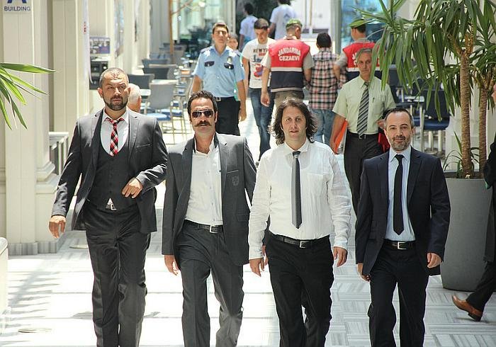 Sevket Çoruh, Murat Akkoyunlu, Ilker Ayrik, and Timur Acar in Çakallarla Dans 2: Hastasiyiz Dede (2012)