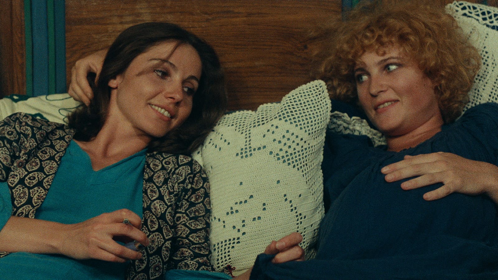 Thérèse Liotard and Valérie Mairesse in One Sings, the Other Doesn't (1977)