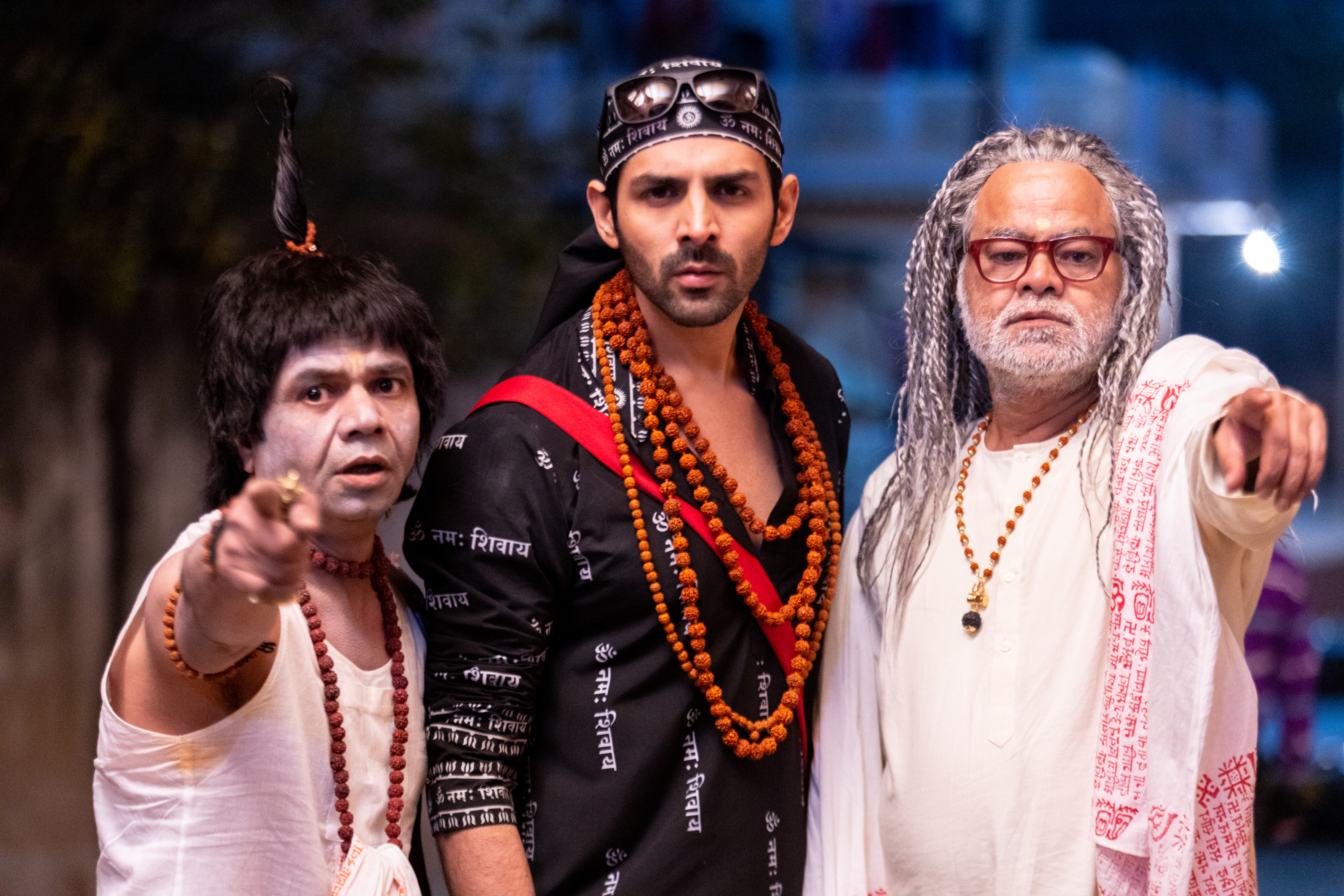 Sanjay Mishra, Rajpal Naurang Yadav, and Kartik Aaryan in Bhool Bhulaiyaa 2 (2022)